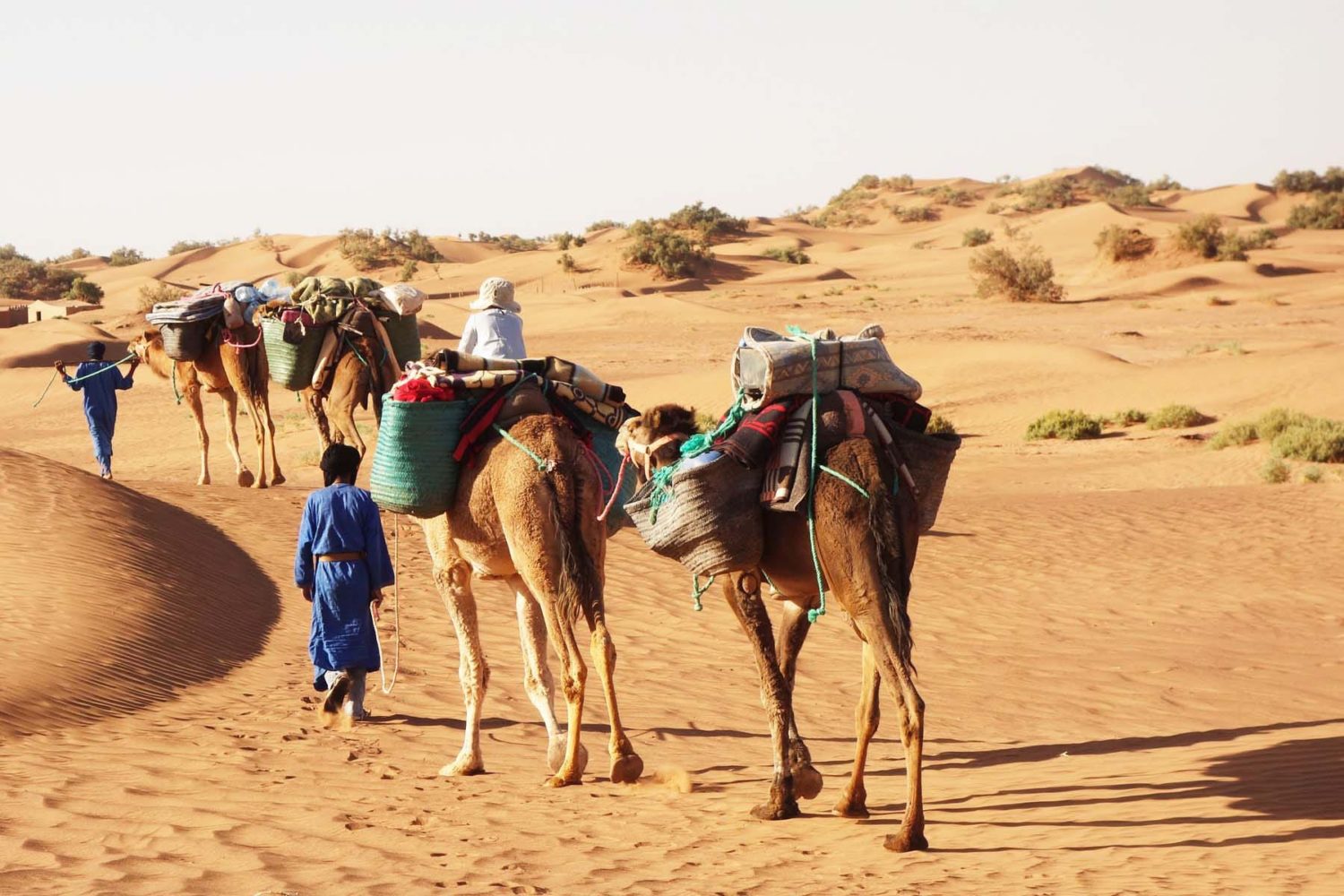 Rute de senderism o en el desierto del Sahara Tunez