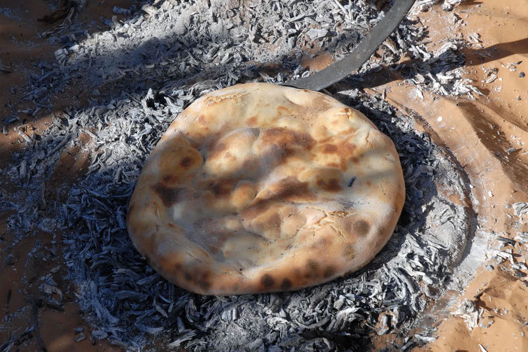Tasting the sand bread of the Tunisian Sahara desert