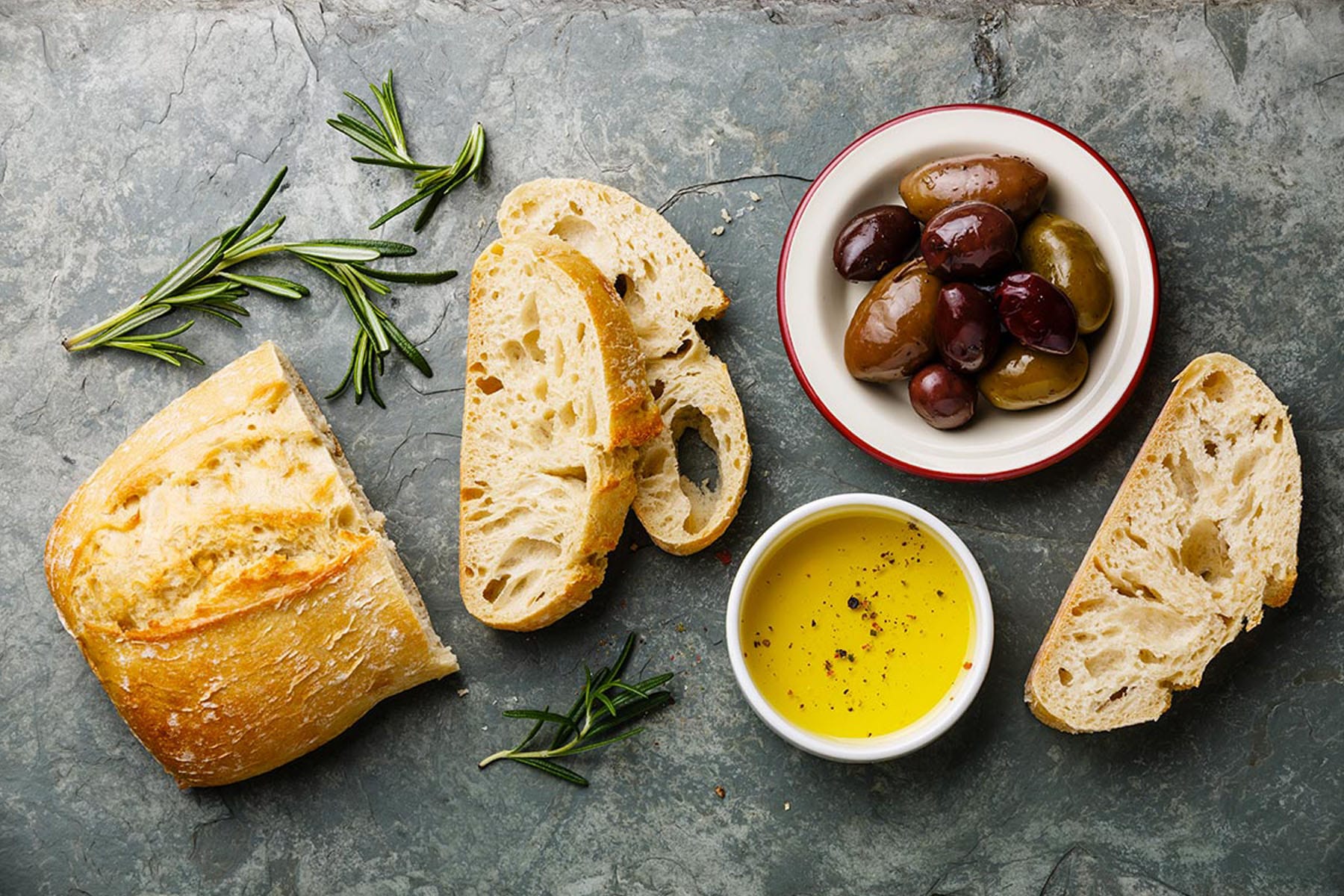 Bread olive oil. Чиабатта с оливковым маслом. Чиабатта с маслинами. Хлеб чиабатта. Чиабатта с оливковым маслом и чесноком.